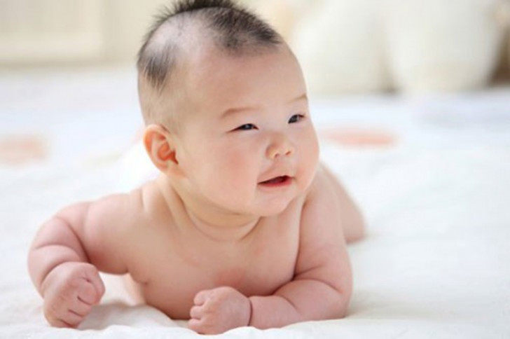 Mùa hè có nên cạo trọc đầu cho trẻ sơ sinh?