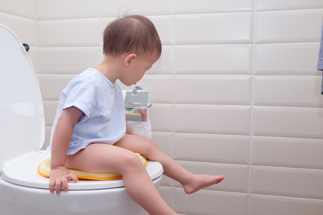 5 mẹo giúp bé tự đi vệ sinh vào ban đêm
