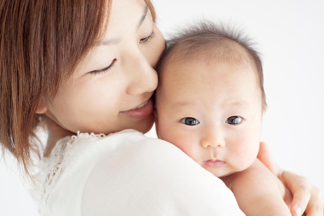 Khoa học chứng minh mẹ càng ôm con nhiều, trí não con càng phát triển