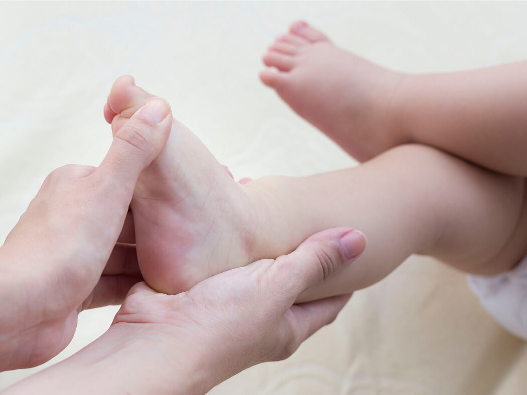 Nguyên nhân khoèo chân ở trẻ sơ sinh