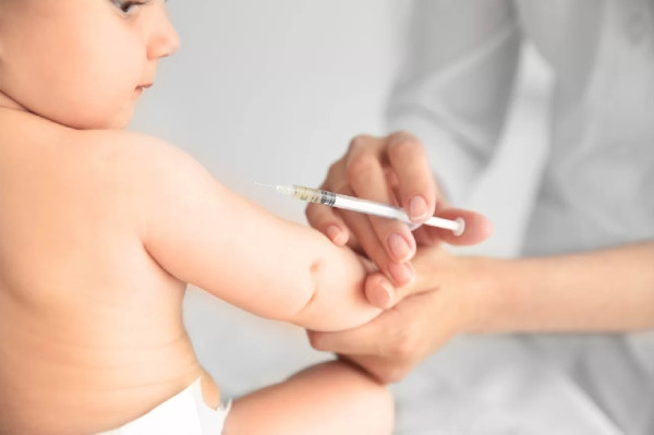 Những mũi tiêm phòng quan trọng bố mẹ cần cho bé tiêm trước 6 tuổi