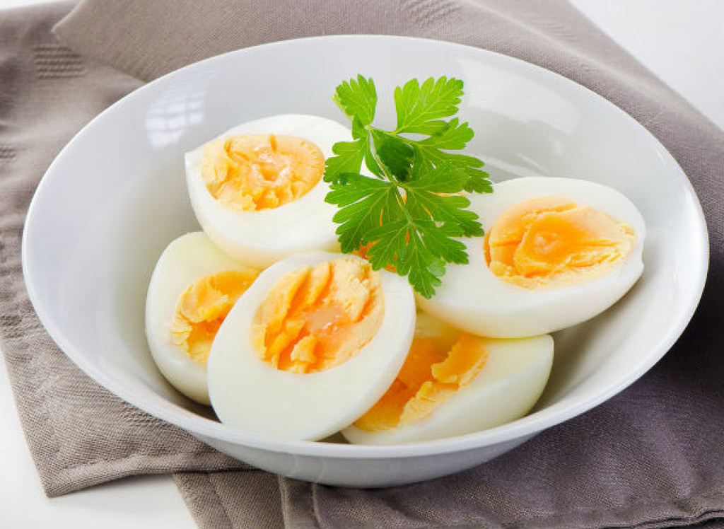 Những thực phẩm để qua đêm mẹ không nên cho bé ăn