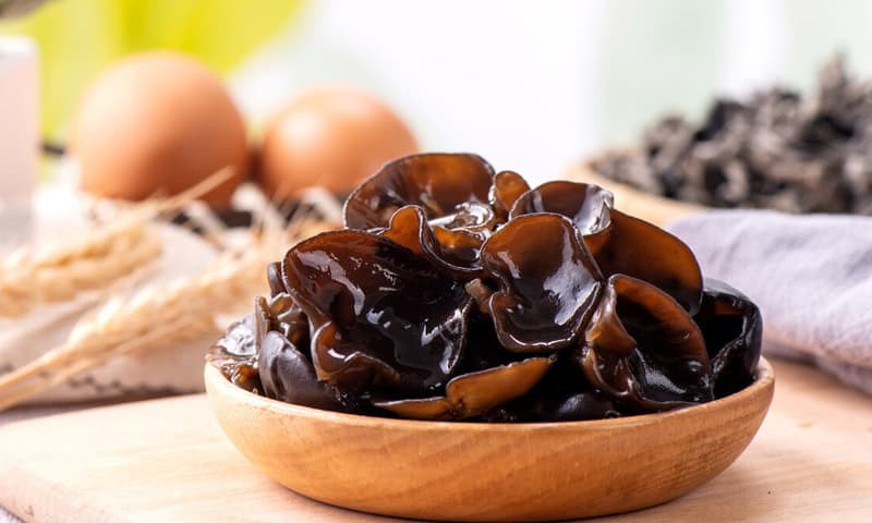 Những thực phẩm để qua đêm mẹ không nên cho bé ăn