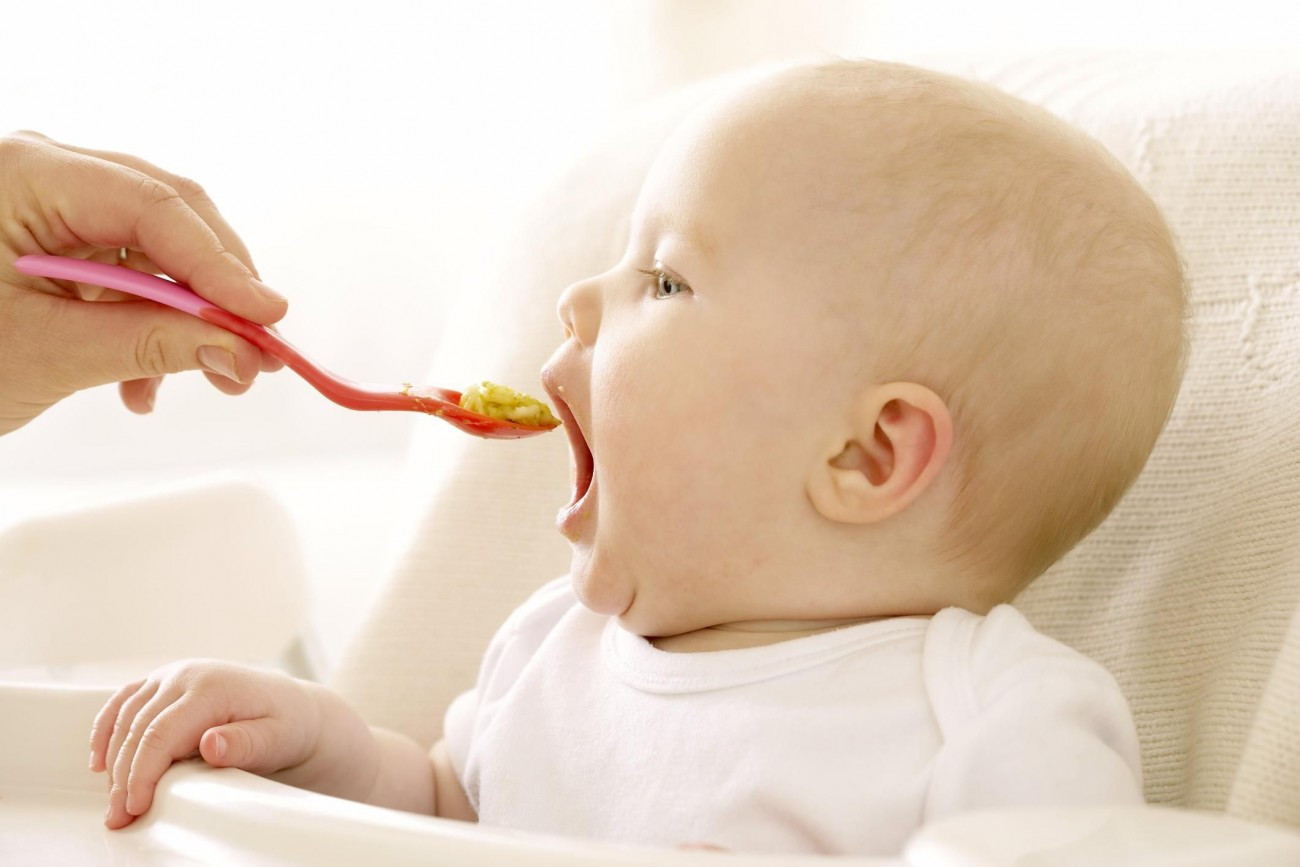 Sai lầm tai hại khi mẹ cho con ăn 2 quả chuối trong một ngày