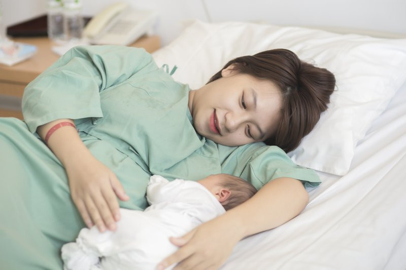 Chăm sóc trẻ tuần đầu tiên sau khi chào đời mẹ đã biết