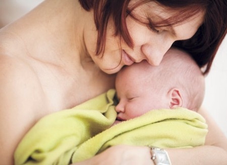 Tại sao mẹ nên trì hoãn lần tắm đầu tiên cho bé?