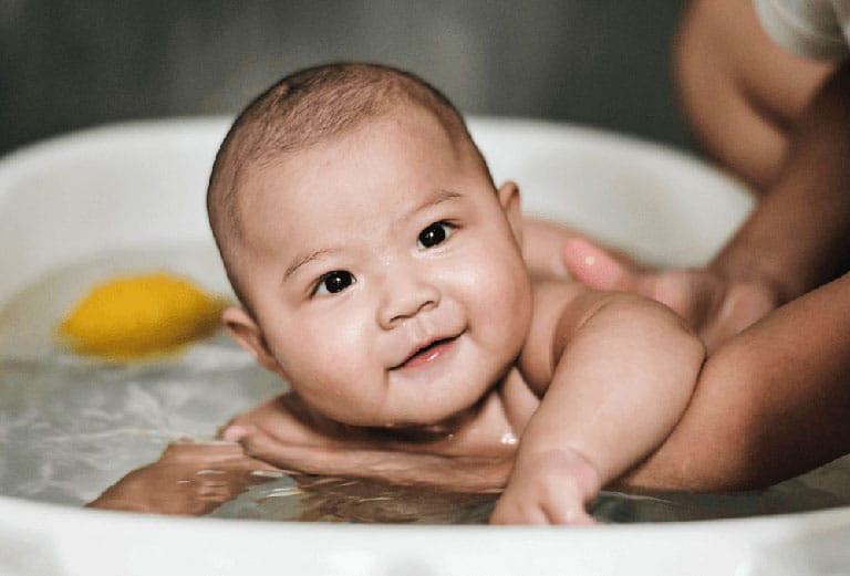 Tại sao mẹ nên trì hoãn lần tắm đầu tiên cho bé?