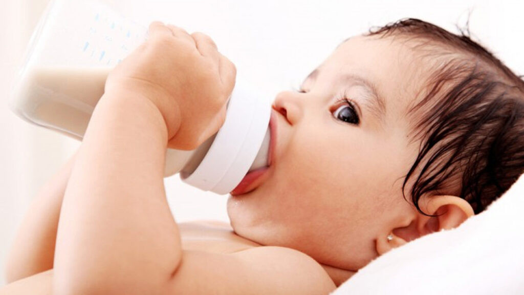 Tập cho trẻ bú bình: Trẻ bú bình ngon lành mẹ nhàn tênh