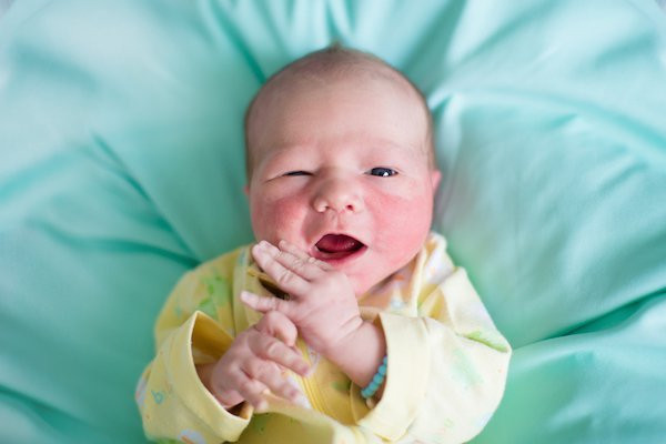 Chăm sóc trẻ tuần đầu tiên sau khi chào đời mẹ đã biết