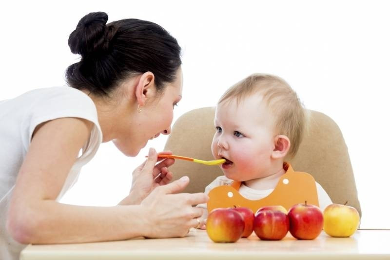 Trẻ suy dinh dưỡng vì vừa ăn vừa xem ti vi