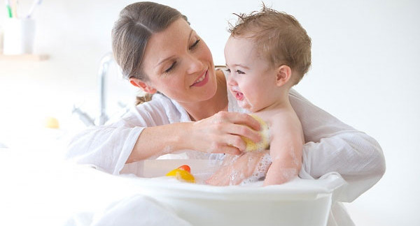 Vì sao bé sợ tắm và quấy khóc?